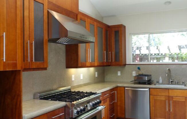 GREAT North Los Altos Home, large rooms, vaulted ceilings, chef's kitchen, close to schools/town!