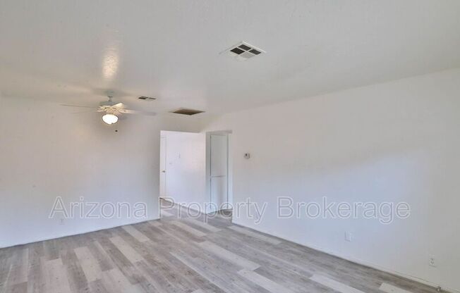 1702 W VOGEL AVE