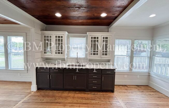 2 beds, 1 bath, $1,600