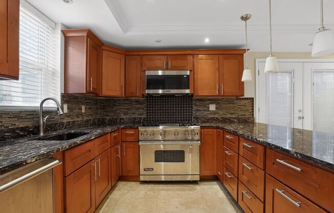 Spacious 1Bd/1Bth condo nestled in the heart of Old Town Alexandria! Pets Welcome!