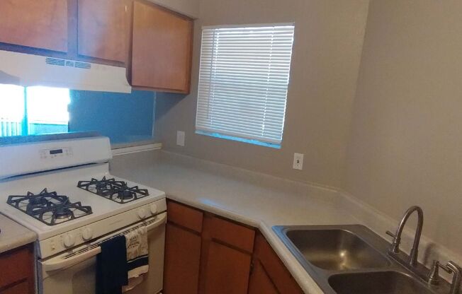 2 beds, 2 baths, 894 sqft, $1,200, Unit 44