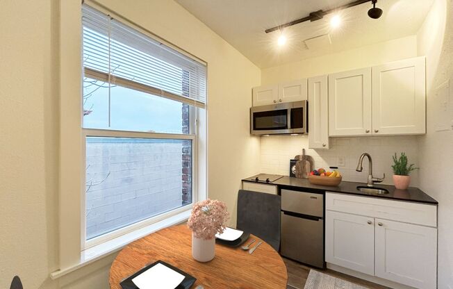 Studio, 1 bath, 249 sqft, $995, Unit 305