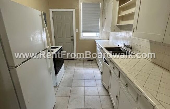 1 bed, 1 bath, 700 sqft, $950, Unit 2830 S Patricia Dr #2