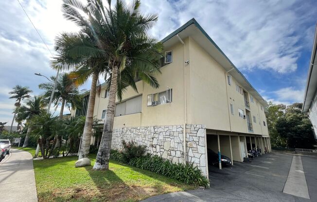STUNNING APARTMENT IN A GREAT LOCATION! PARKING INCLUDED, A/C