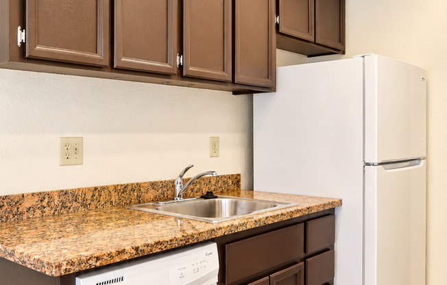 Homey 2-bedroom condo in Newark - convenient location!