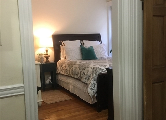 1 bed, 1 bath, 1,000 sqft, $2,200, Unit 18