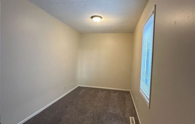 2 beds, 1 bath, 700 sqft, $1,195, Unit 01