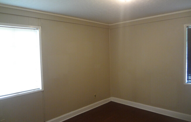 2 beds, 1 bath, $895