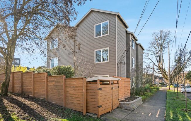 Beautiful, modern 2-bdrm/1-bath condo in vibrant N Portland—Backyard, covered balcony, lots of natural light