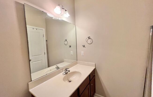 Excellent 4BD, 3.5BA Apex Townhome Near Downtown