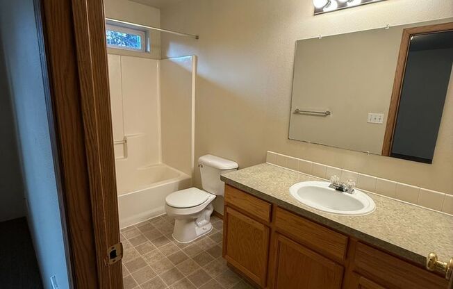 Quaint 2B/2Ba Townhome in Desirable Camas! Holiday Move-In Special!