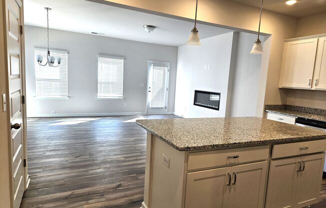 Like-New End-Unit Townhome - Washer & Dryer Included
