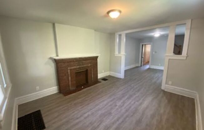 3 beds, 1 bath, $1,350, Unit 431