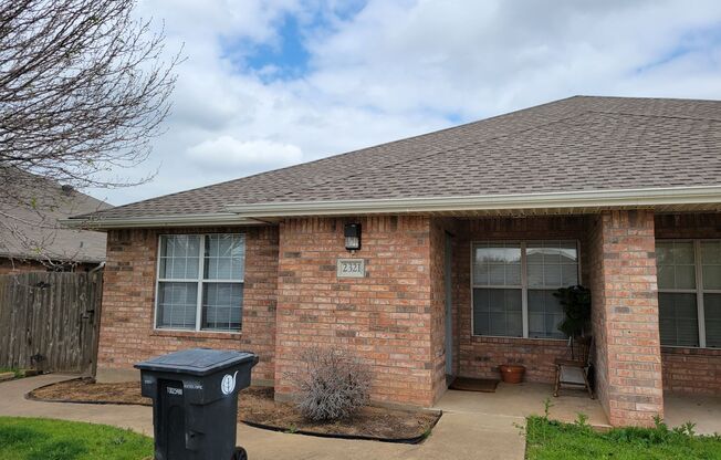 College Station - 3 bedroom / 2 bath duplex with fenced in yard and washer / dryer included
