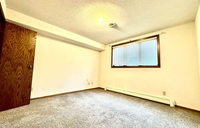 2 beds, 1.5 baths, 900 sqft, $995, Unit Apt 4