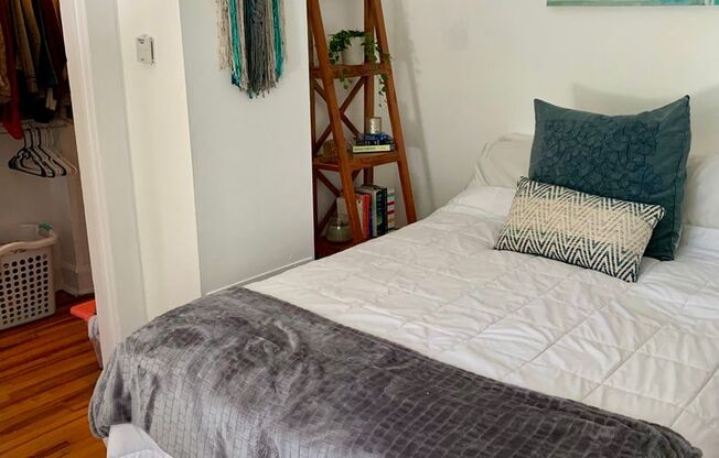 Studio, 1 bath, 500 sqft, $1,295, Unit 869-2