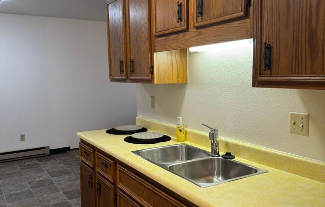 2 beds, 1 bath, 910 sqft, $695, Unit 105