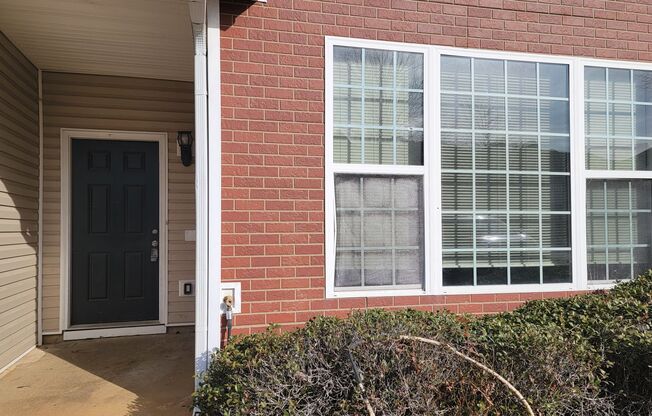 2-Story Townhome - Walk to Nearby Lake - Quiet Cul-de-Sac