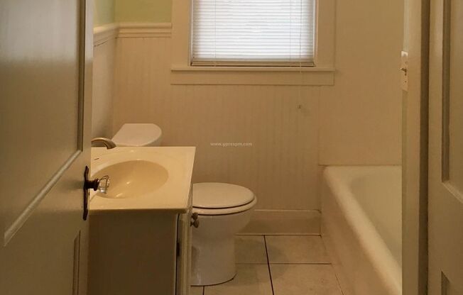 2 beds, 1 bath, $1,230, Unit 609 Delaware Ave.