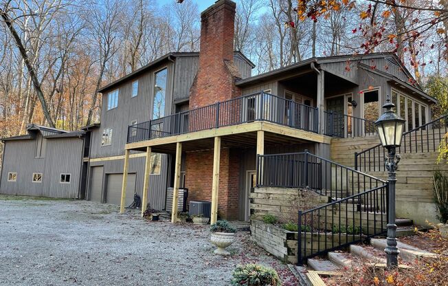 Glenview Hills HUGE 3 Bedroom 2.5 Bath Home with Privacy
