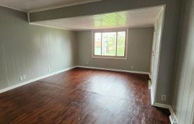 Beautiful Large Three Bedrooms + Bonus Room In Franklin Township Near S. Franklin Rd & Southeastern Ave