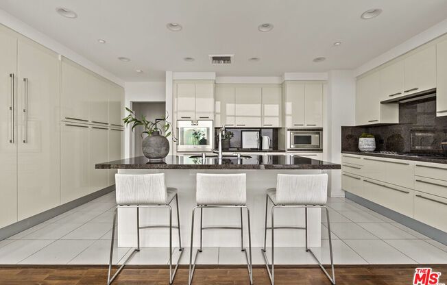 3 beds, 4 baths, 4,250 sqft, $25,000, Unit 47G