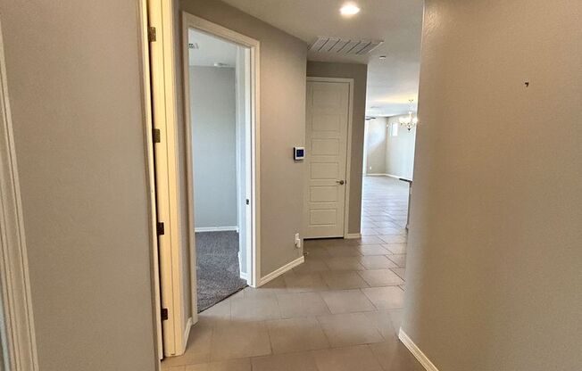 3 Bed / 2 Bath Home in Vistancia Village W/ split floor plan and large corner lot!