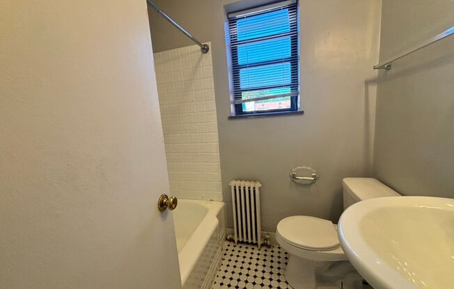 2 beds, 1 bath, 800 sqft, $1,790, Unit 6236 Fifth Ave. #302A