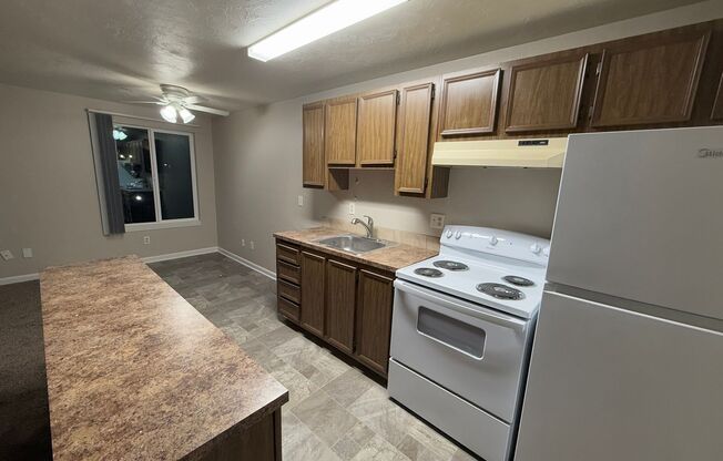 1 bed, 1 bath, 640 sqft, $1,095, Unit 42