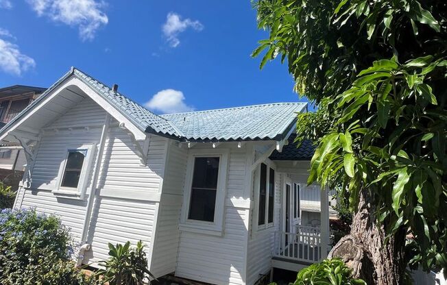 Cute 2-bed 1-Bath cottage with 1 covered Carport and driveway parking in Kaimuki