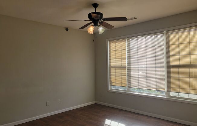 2-Story Townhome - Walk to Nearby Lake - Quiet Cul-de-Sac