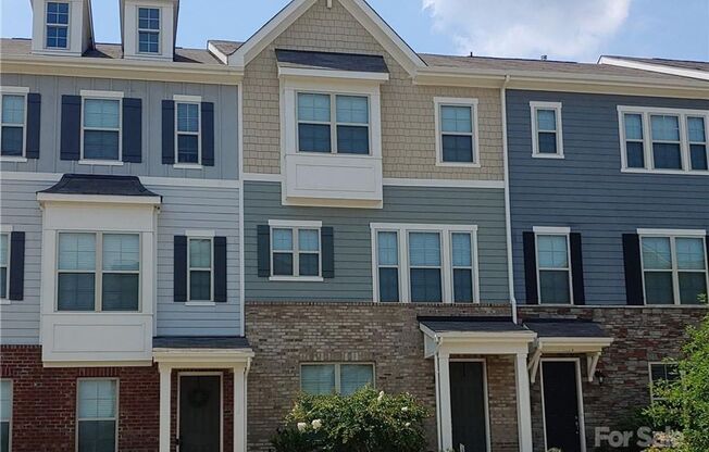 4bd 3.5b Almost New Townhome