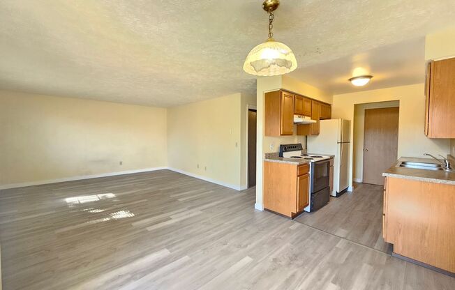 2 beds, 1 bath, $1,095, Unit 306