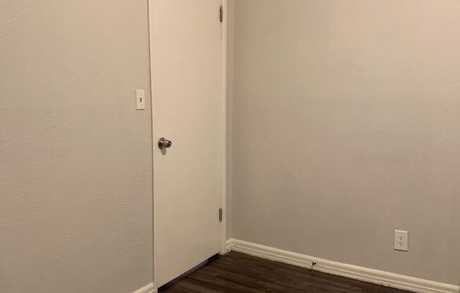 2 beds, 1 bath, 825 sqft, $875, Unit 6122-B