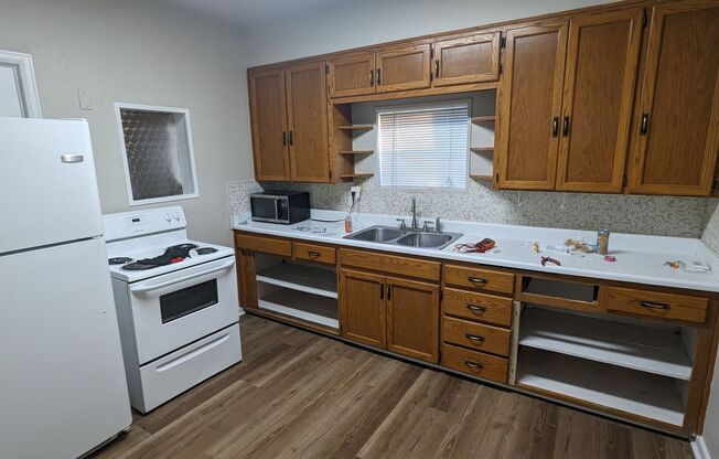 NICE THREE BEDROOM HOME ON NEARLY 1/3 ACRE FENCED YARD IN DENVER! AVAIL. DEC. 1st!