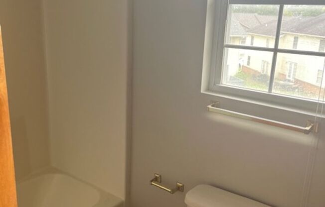 3 beds, 2.5 baths, 1,350 sqft, $1,400, Unit 1454 West Rockcrest Drive