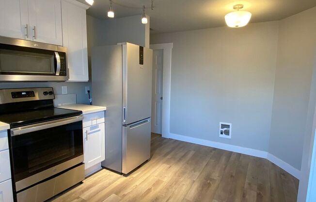 Studio, 1 bath, $1,100, Unit 411 Bond St. #5