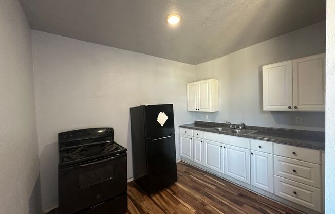 2 beds, 1 bath, 675 sqft, $750, Unit B