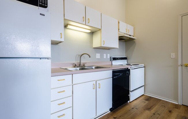 2 beds, 1 bath, 825 sqft, $1,169, Unit 3819 Jones St #107