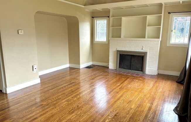 Historic Milwaukie 3 bedroom bungalow with Hardwood and fully fenced yard