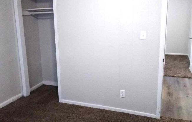 3 beds, 1 bath, 775 sqft, $850, Unit 415-17 Winfield-415 Winfield