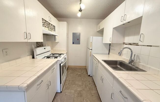 Beautiful Unfurnished 2bdrm / 1.5bath Palm Villas Unit with 2 Parking Stalls