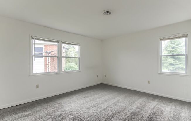 2 beds, 1 bath, $1,350, Unit 8