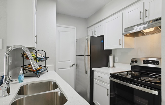 Bay Crossing | Tampa, FL | Kitchen w/ White Cabinetry