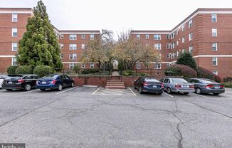 Modernized Fully Furnished 1BR, 1BA Condo at Arbors of Arlington