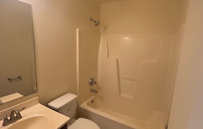 2 beds, 1 bath, $995, Unit A