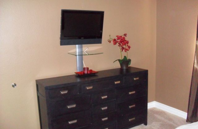 2 beds, 2 baths, $2,100, Unit 101