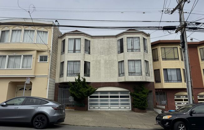 Bright 2BR/2BA Condo in Prime Richmond District—In unit laundry & Private Deck