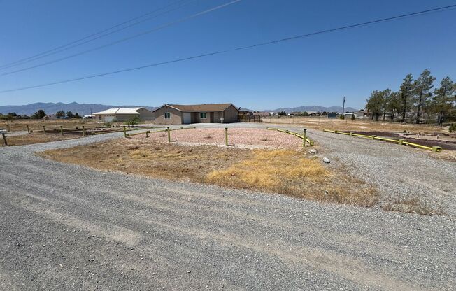 Charming 3-bedroom home located in the picturesque town of Pahrump!