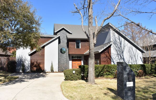 Modern home with pool in Arlington